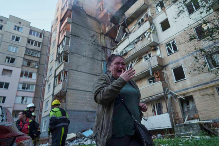 Escenas impactantes del mayor ataque de Rusia contra Kiev y una sede de gobierno por primera vez