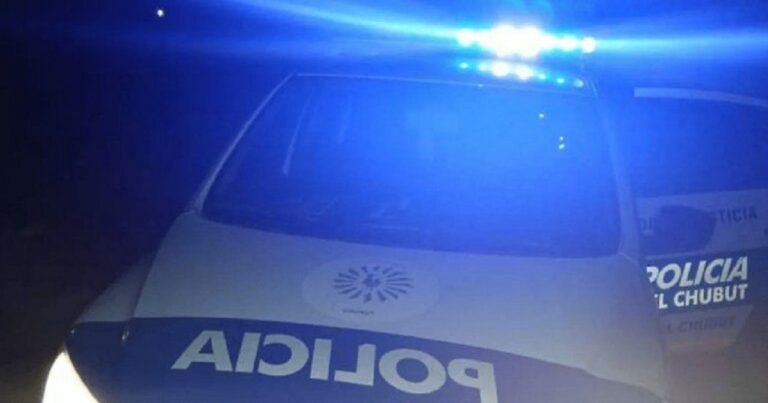 Estaba borracho, se desconoció con su hermana y terminó atacando su casa a piedrazos