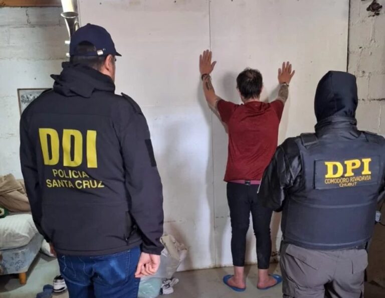 Allanaron una casa en Comodoro por una estafa en Caleta Olivia: cuál es la conexión del caso