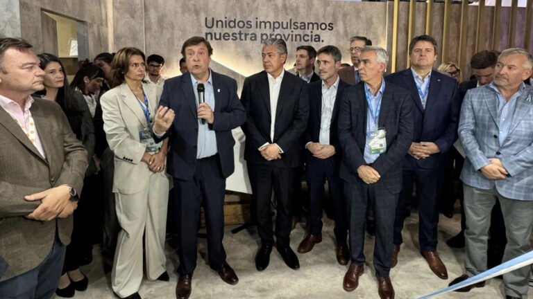 Weretilneck y Figueroa abrieron stand de Río Negro en Argentina Oil & Gas
