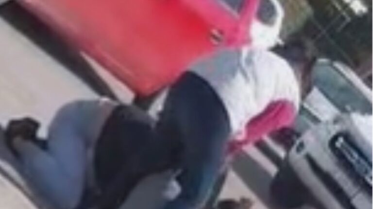 Una mujer golpeó a una menor que peleaba con su hija
