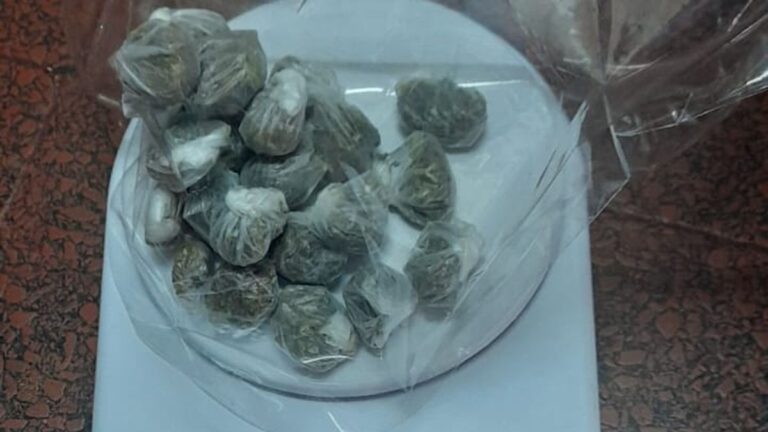 Llevaba marihuana y huyó al ver a la policía