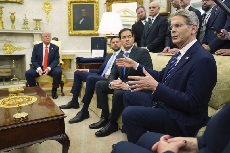 2113696-el-gabinete-de-trump-dividido-entre-tecnicos-y-maga-por-el-prestamo-a-la-argentina