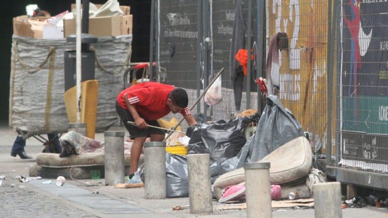La pobreza cayó al 31,6% en el primer semestre, ante desaceleración en canasta básica y mejora de ingresos informales