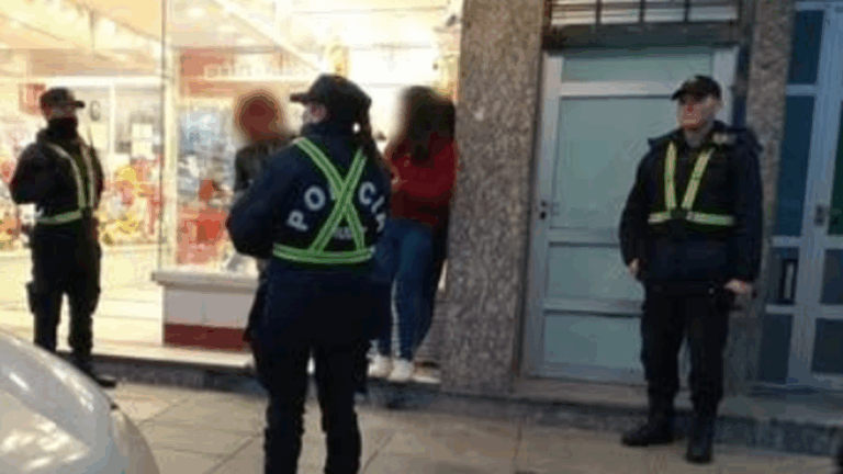 Tres adolescentes detenidas tras robar prendas en locales del centro