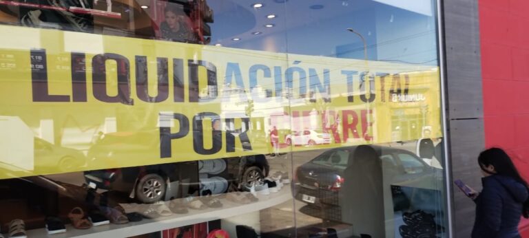 Tras 20 años de historia, cerrará una reconocida zapatería de Comodoro que rematará todos sus productos