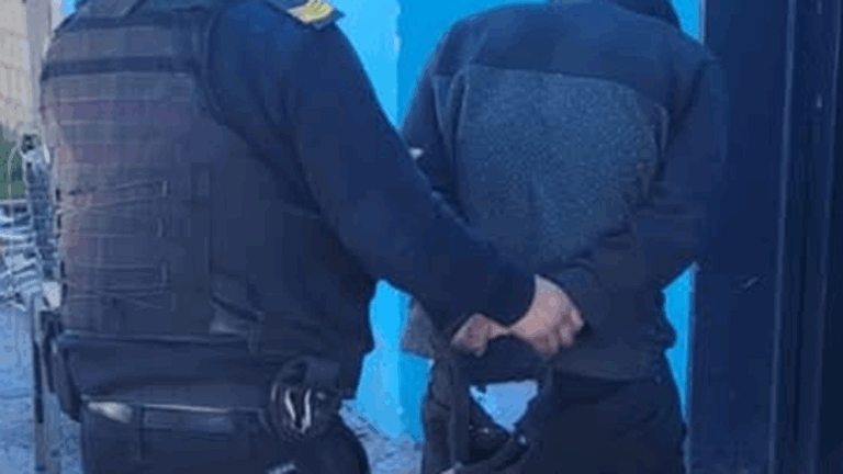 Volvió antes a su casa y sorprendió al ladrón