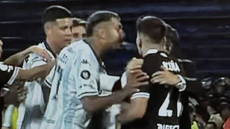 Clásico caliente: así Rocky Balboa escupió al Huevo Acuña en el final del partido