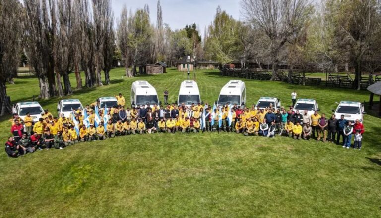 Emergencia ígnea: la provincia equipa a 183 brigadistas con vehículos y tecnología