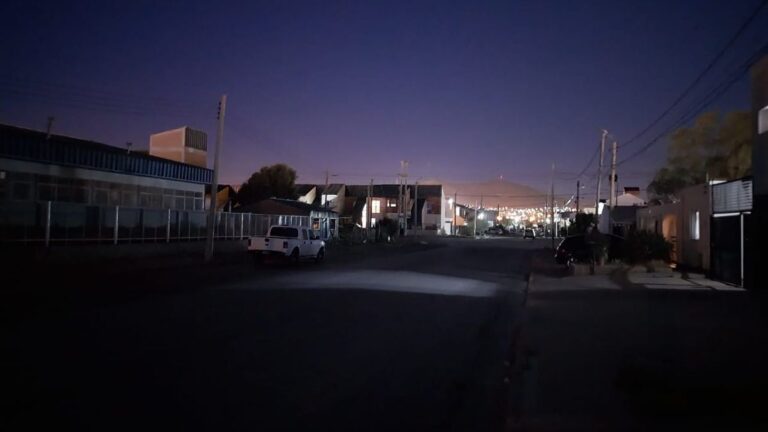 En el Juan XXIII denuncian corte de alumbrado público