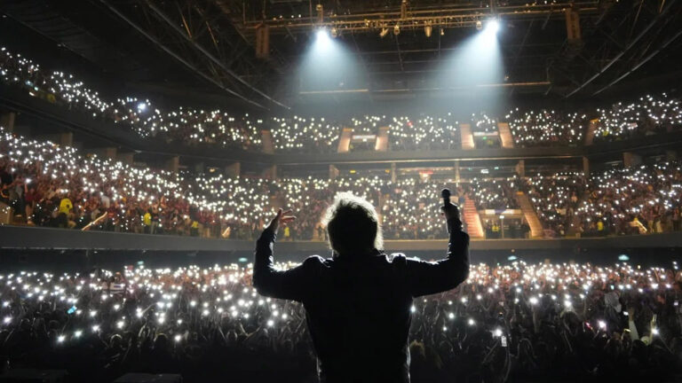 Milei se subió al escenario en un intento de remontar la campaña electoral