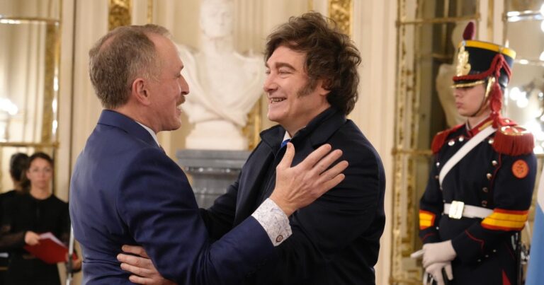 «Compartimos principios y valores que no se negocian», dijo el embajador de Trump tras presentarle a Milei sus cartas credenciales