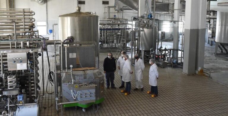 Declararon la quiebra de una reconocida fábrica de postres y yogures, y hay más de 400 despidos