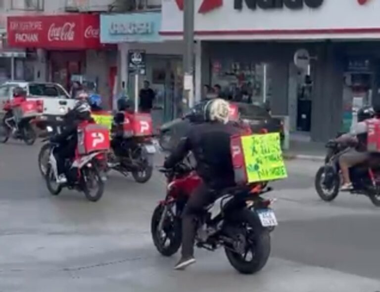 Repartidores realizaron una caravana en Comodoro tras el grave accidente de un trabajador de PedidosYa