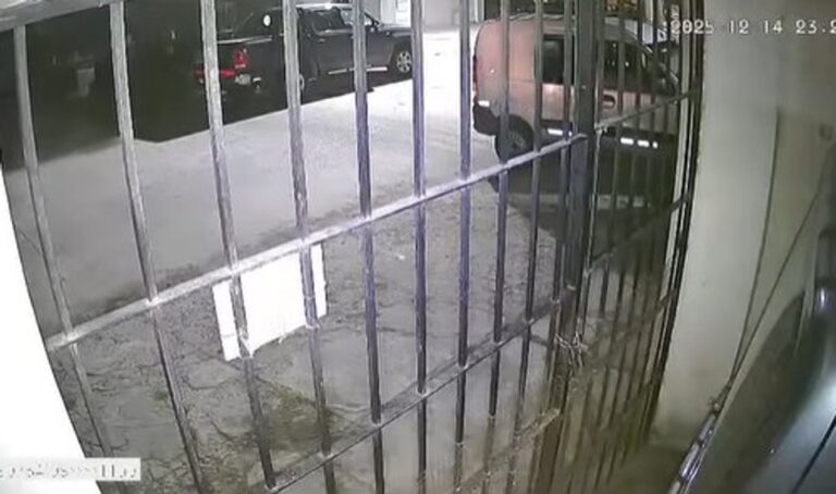 Le dispararon en la cara a un joven de 20 años que estaba frente a la casa de su novia y escaparon