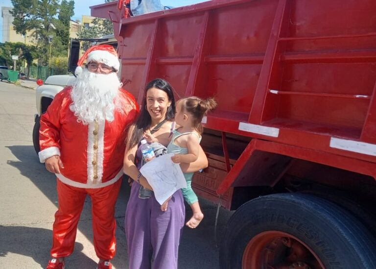 La historia del Papá Noel de Rawson que atrapó a un ladrón afuera de un supermercado