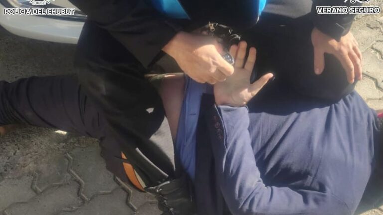 Manejaba borracho y chocó dos patrulleros para escapar