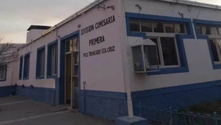 Navidad violenta: un hombre de 76 años terminó detenido por pegarle a su novia en la calle