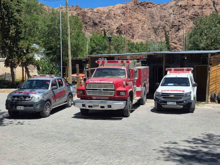 Bomberos de Comodoro regalaron una autobomba al cuartel de Florentino Ameghino