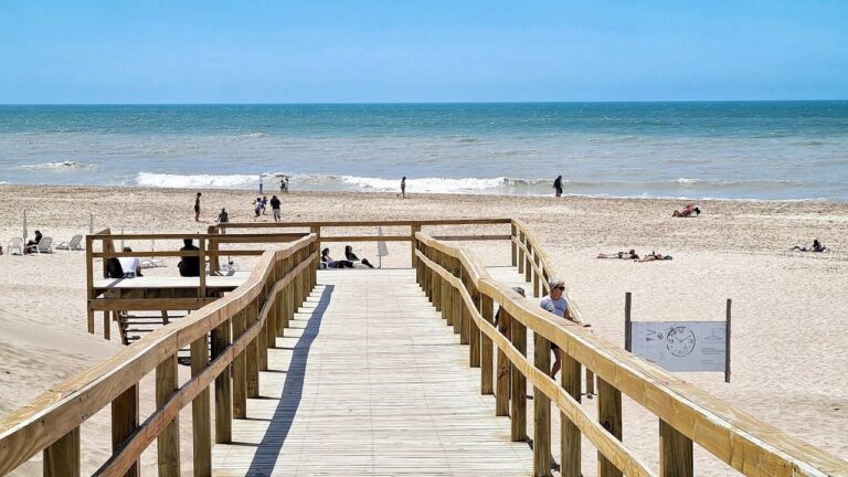 Verano 2026: cuánto dinero necesita una familia para vacacionar en Argentina y en el exterior