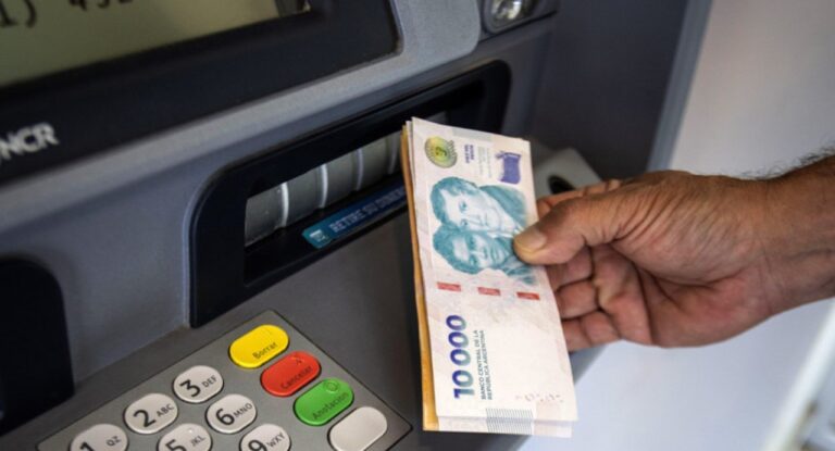 Clientes de una entidad bancaria recibieron entre $500.000 a $700.000 por error en sus cuentas: qué hacer con el dinero?