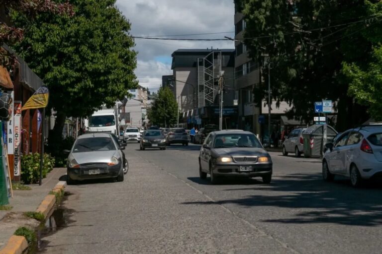 Le salvaron la vida a una mujer que se estaba ahogando con un trozo de comida en un restaurante patagónico