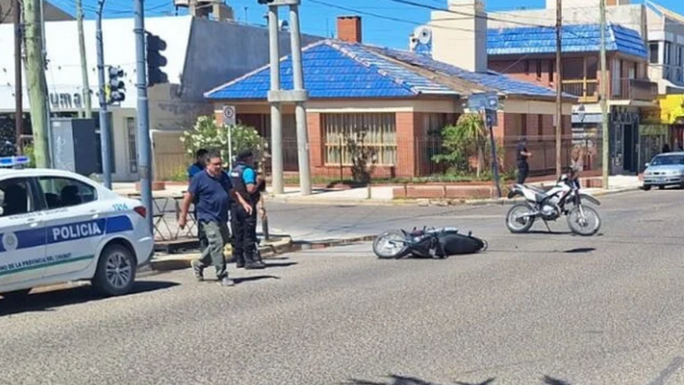 Choque entre un auto y una moto dejó una mujer lesionada en el barrio Roca