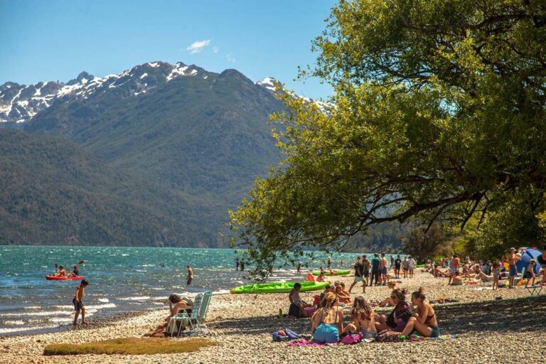 Incendios en la cordillera: Lago Puelo prohíbe todo tipo de fuego, incluso en fogones habilitados