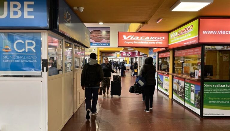 Del avión al colectivo: escapadas cortas y micros llenos en la terminal de Comodoro