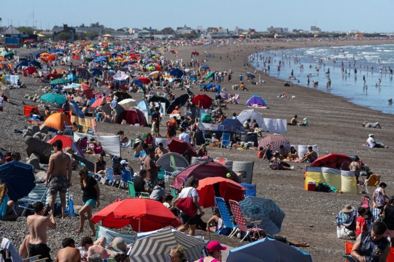 Batalla campal en una playa de Chubut: golpes, corridas y 400 adolescentes involucrados
