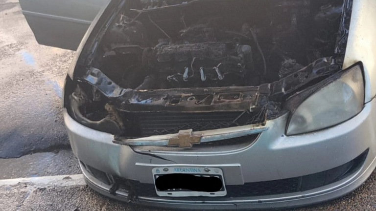 Investigan un incendio intencional en un auto estacionado en pleno centro