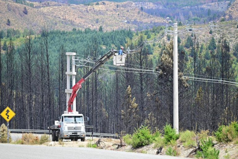 Restablecieron la electricidad en Epuyén y Cholila con generadores, mientras continúan reparando la red