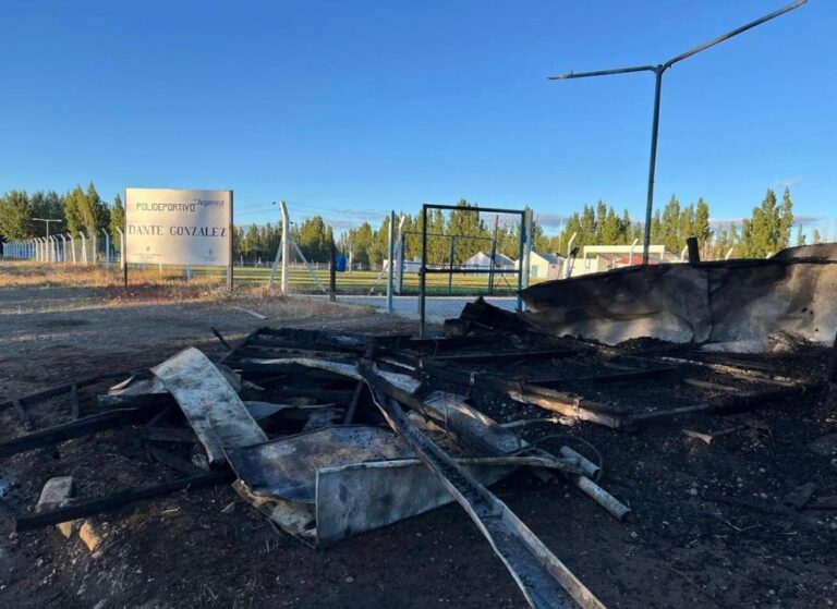 Incendiaron una casilla municipal y quedaron grabados por las cámaras de seguridad, pero aún no hay detenidos