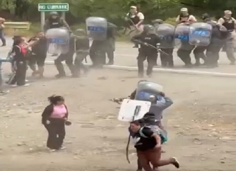 Conflicto salarial y represión: seis agentes resultaron heridos tras el desalojo en la Ruta 40