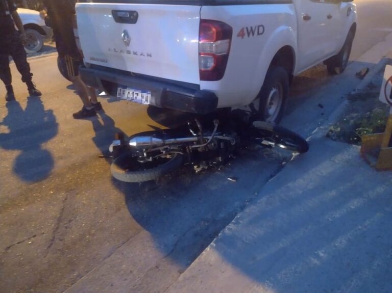 Realizaba maniobras peligrosas con su moto, lo persiguió la policía y chocó contra un auto estacionado en Comodoro
