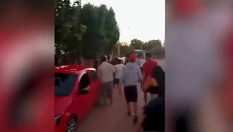 Otra madrugada violenta en Rincón de los Sauces: adolescentes protagonizaron una pelea masiva