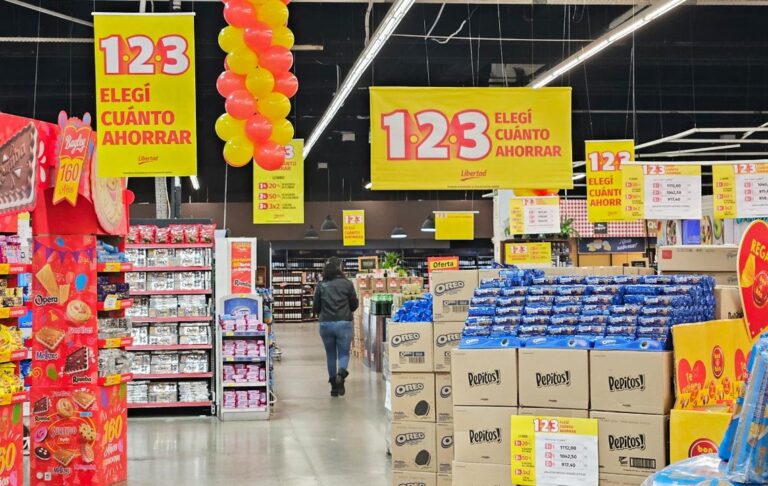 Por la caída de ventas, un histórico hipermercado argentino despidió a 100 trabajadores