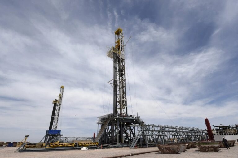 Vaca Muerta explica el récord petrolero y oculta la caída del resto del país