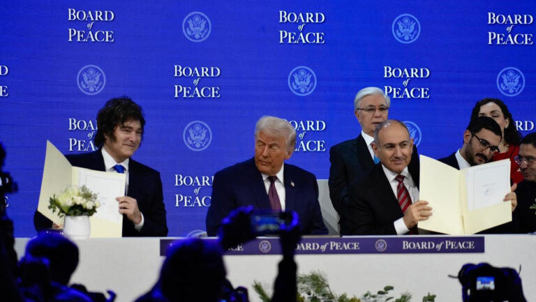 Milei participó de la firma del Consejo de la Paz creado por Donald Trump