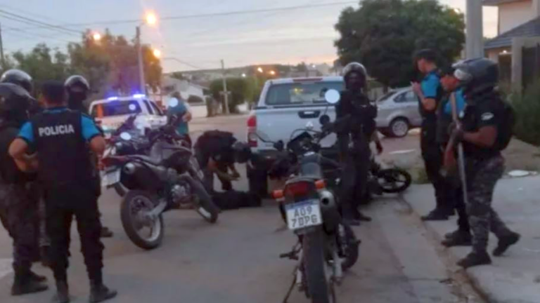 Persecución nocturna: un motociclista cayó tras intentar evadir un control policial