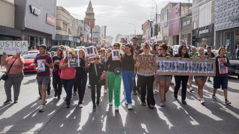 Marcha de antorchas para exigir justicia por el femicidio de Valeria