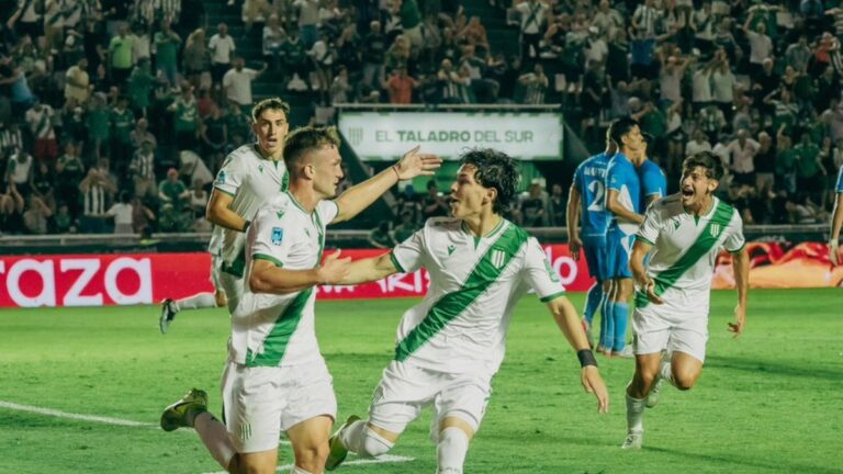 Banfield le ganó sobre la hora a Estudiantes de Río Cuarto y sumó su primera victoria en el certamen