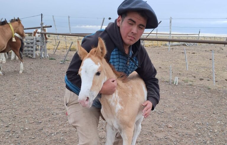 Se fue siendo un paisano: la conmovedora historia del peón rural que murió tras caer de un caballo