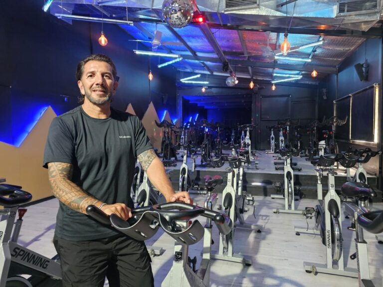 Es uno de los pioneros del ciclismo indoor en Comodoro y ahora busca formar instructores en la Patagonia