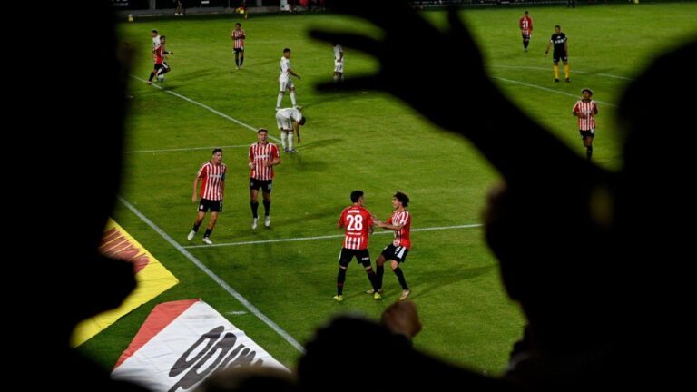 Estudiantes venció 1-0 a Deportivo Riestra y sigue cerca de la cima
