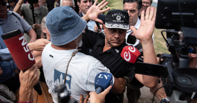 Tercer día de protesta de policías en Santa Fe: de los escupitajos al jefe de la Policía a la propuesta de aumento de Pullaro