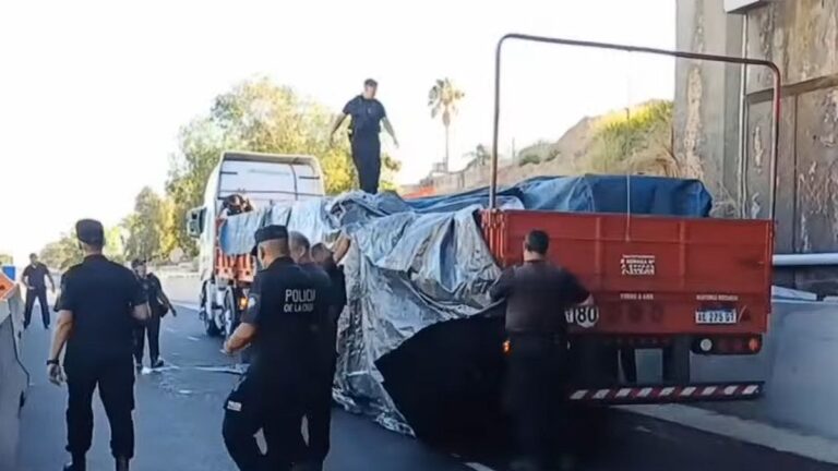 Choque fatal en la Autopista Dellepiane: un motociclista quedó debajo de un camión y murió