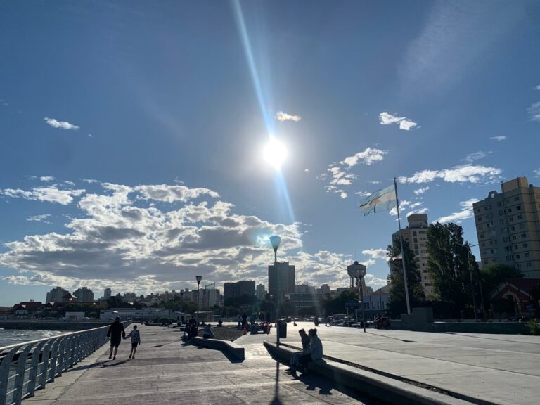 Jueves caluroso, con máxima de 28 C y ráfagas que rozarán los 70 km/h en Comodoro