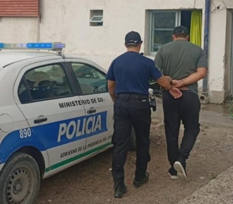 Intentó robar una tarjeta de crédito en un natatorio de Comodoro y terminó detenido