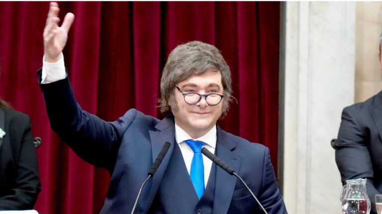 Milei toca suelo argentino y parte hacia Madrid